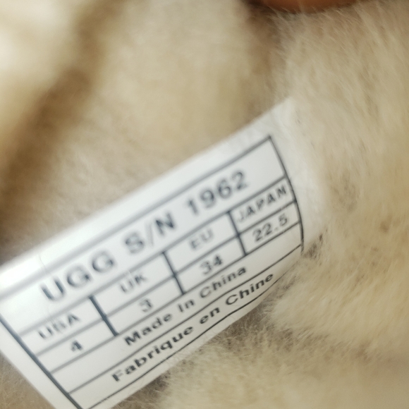 UGG #1962 Women's  Sz 4 Bailey Button Camel Brown Leather Sheepskin Lined Boots - Picture 6 of 6